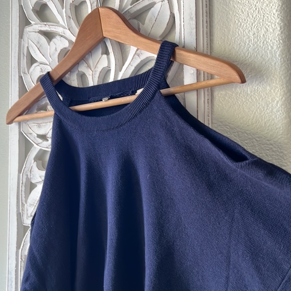 Cold shoulder sweater. - Picture 4 of 4